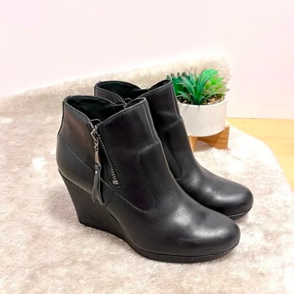 *UGG | Meredith 1009948 Black Wedge Leather Ankle Boots Size 6 - Picture 1 of 15